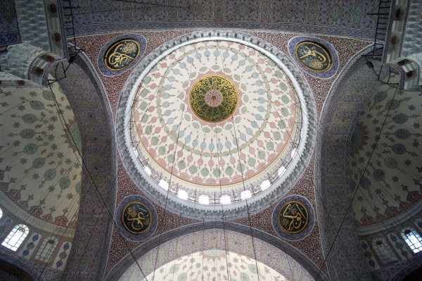 The beautifully decorated central dome of the New Mosque